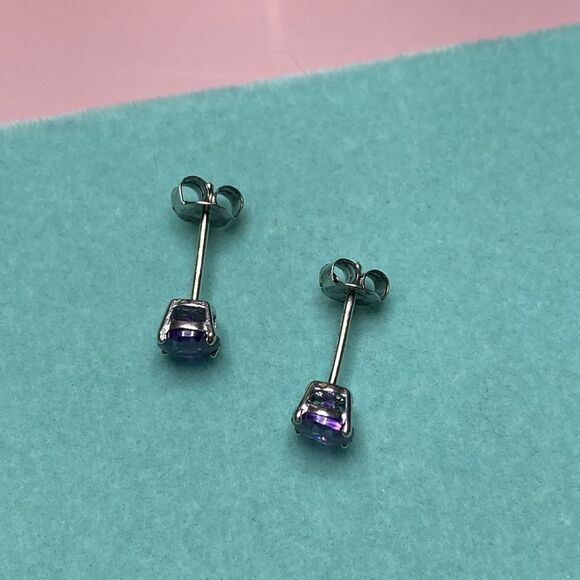 💛 Classic Sterling Silver Round Amethyst Earrings - Picture 3 of 5